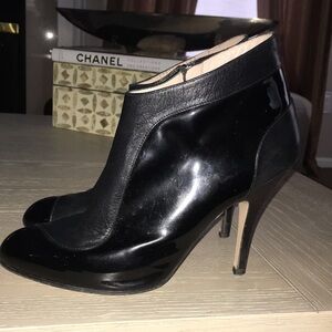 SALVATORE FERRAGAMO EUC REAL PATENT LEATHER N LEATHER SIDE ZIP BOOTIES SIZE 7